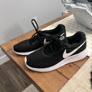 NWOT Nike Tiguan